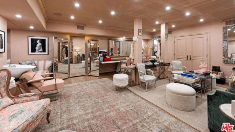 JLOs beauty room. Image The MLS.com 1024x576