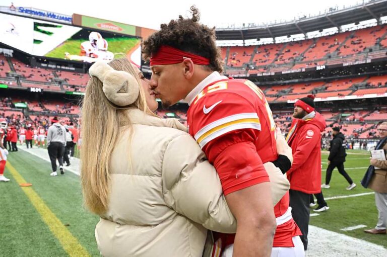 Pregnant Brittany Mahomes Is Cozy in Caramel at Chiefs Bengals Game 01 2024