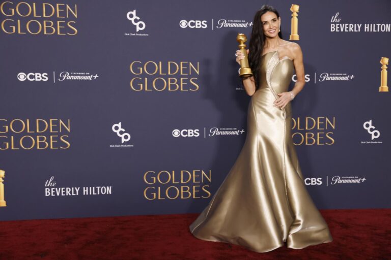 1488916 et golden globes trophy room 03290